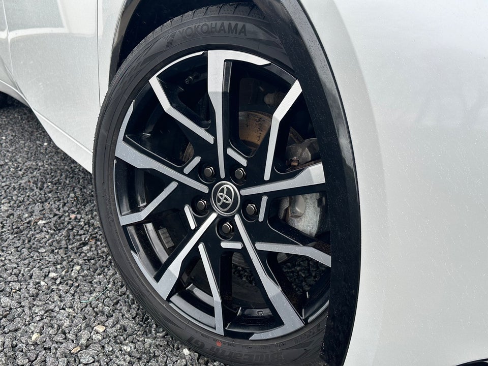 Toyota Prius 2,0 Plug-in Hybrid Elegant 5d