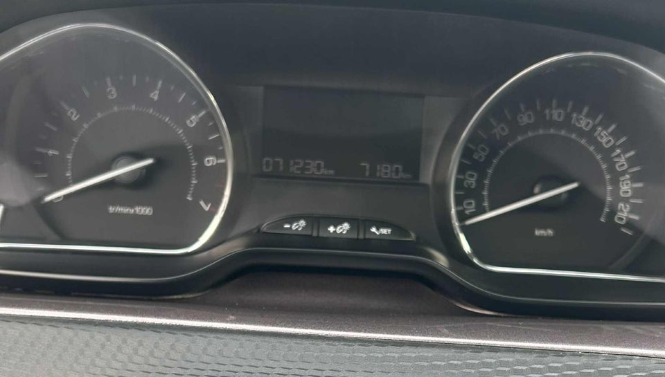 Peugeot 2008 1,2 VTi 82 Active Sky 5d