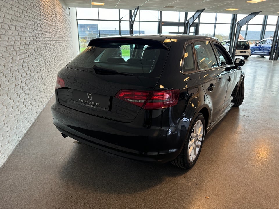 Audi A3 1,6 TDi 110 Ultra Attraction Sportback 5d