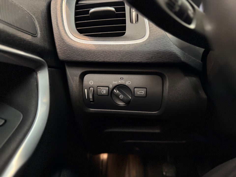 Volvo V40 2,0 D2 120 Momentum Eco 5d