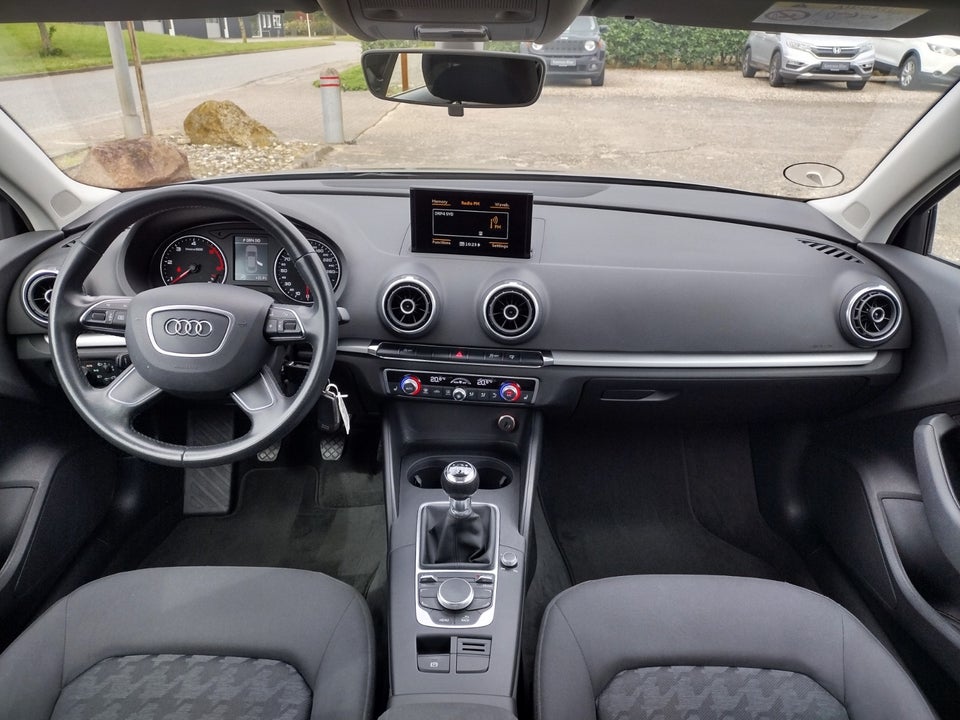 Audi A3 1,6 TDi 110 Attraction 4d