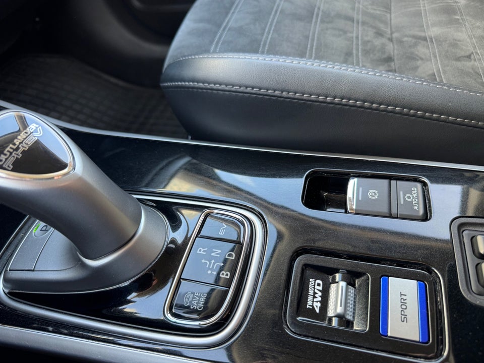 Mitsubishi Outlander 2,4 PHEV Limited CVT 4WD 5d