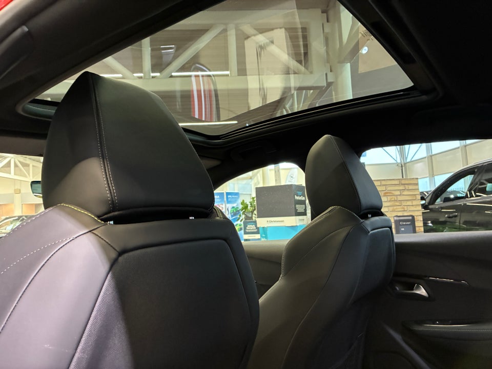 Peugeot e-208 50 GT Sky 5d