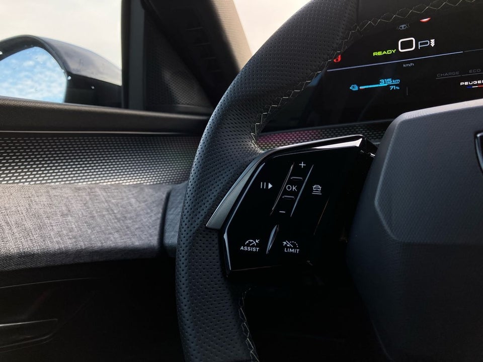 Peugeot e-3008 77 GT Pack 5d