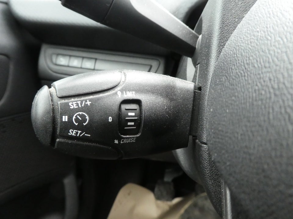 Peugeot 2008 1,6 BlueHDi 100 Allure Sky 5d