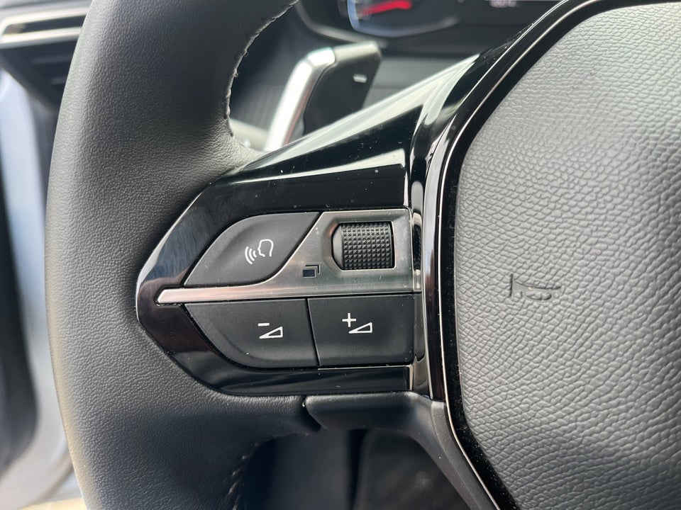 Peugeot 208 1,2 PureTech 100 Allure EAT8 5d