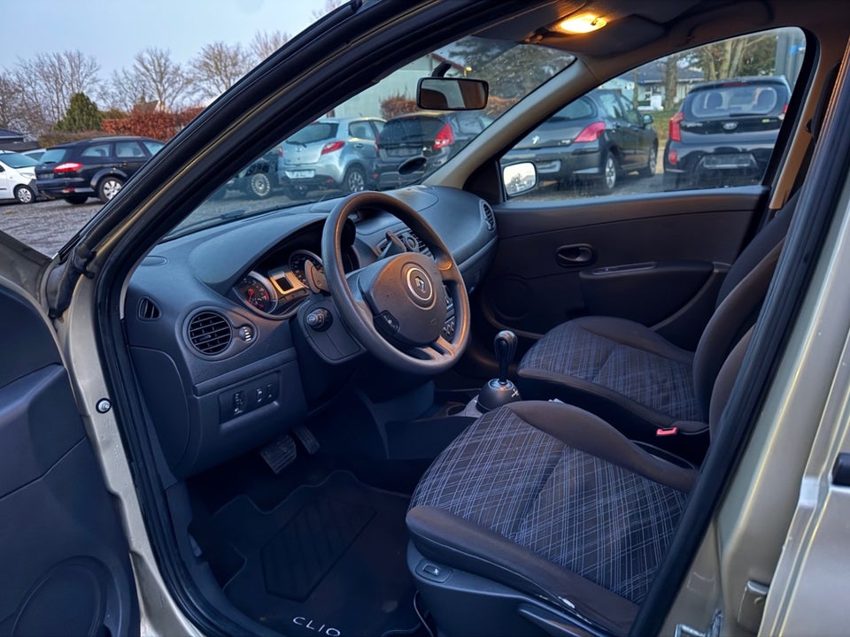 Renault Clio III 1,2 16V Authentique BeatUp aut. 5d