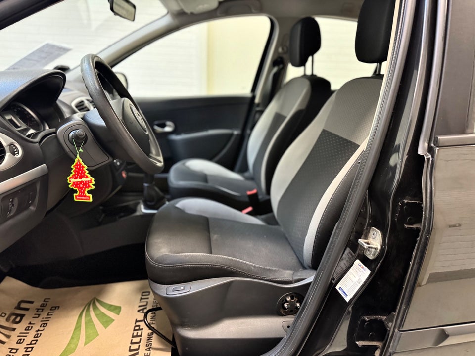 Renault Clio III 1,2 16V Authentique 5d