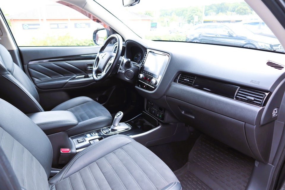Mitsubishi Outlander 2,4 PHEV Intense CVT 4WD 5d