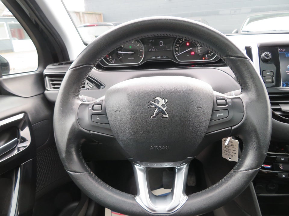 Peugeot 208 1,2 VTi 82 Signature Sky 5d