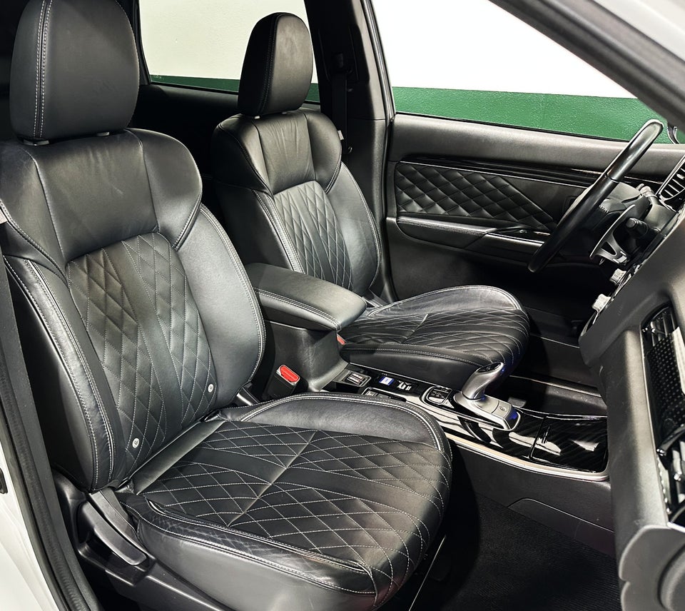 Mitsubishi Outlander 2,4 PHEV Luxury CVT 4WD 5d