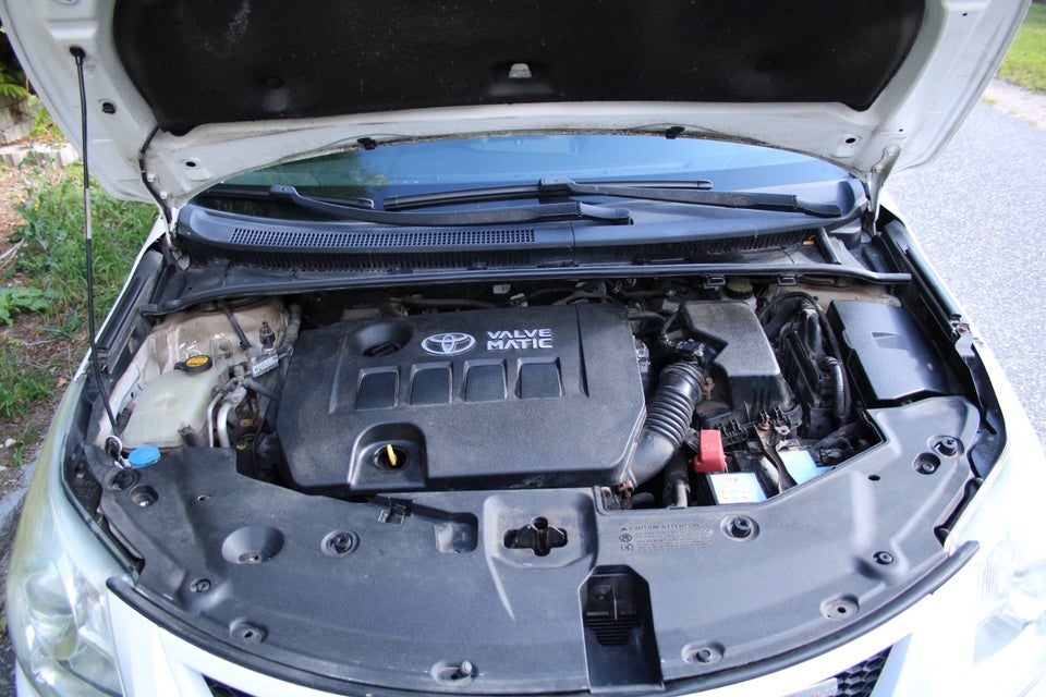 Toyota Avensis 1,6 VVT-i T1 stc. 5d