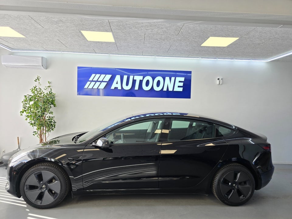 Tesla Model 3 Standard Range+ RWD 4d