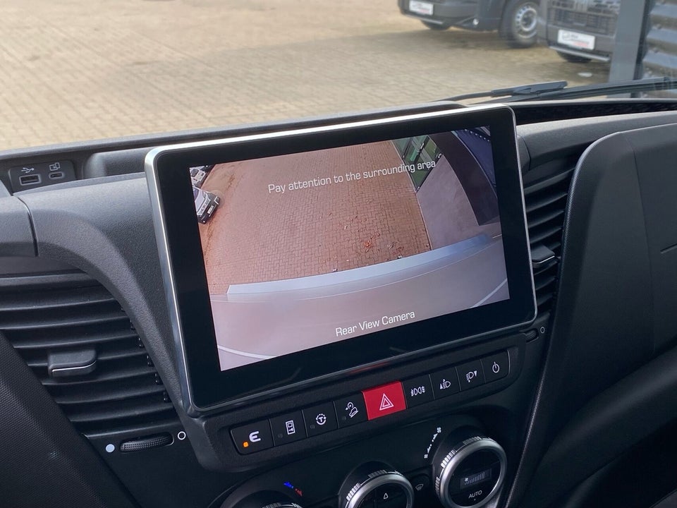 Iveco Daily 3,0 35S18 4100mm Box m/lift AG8