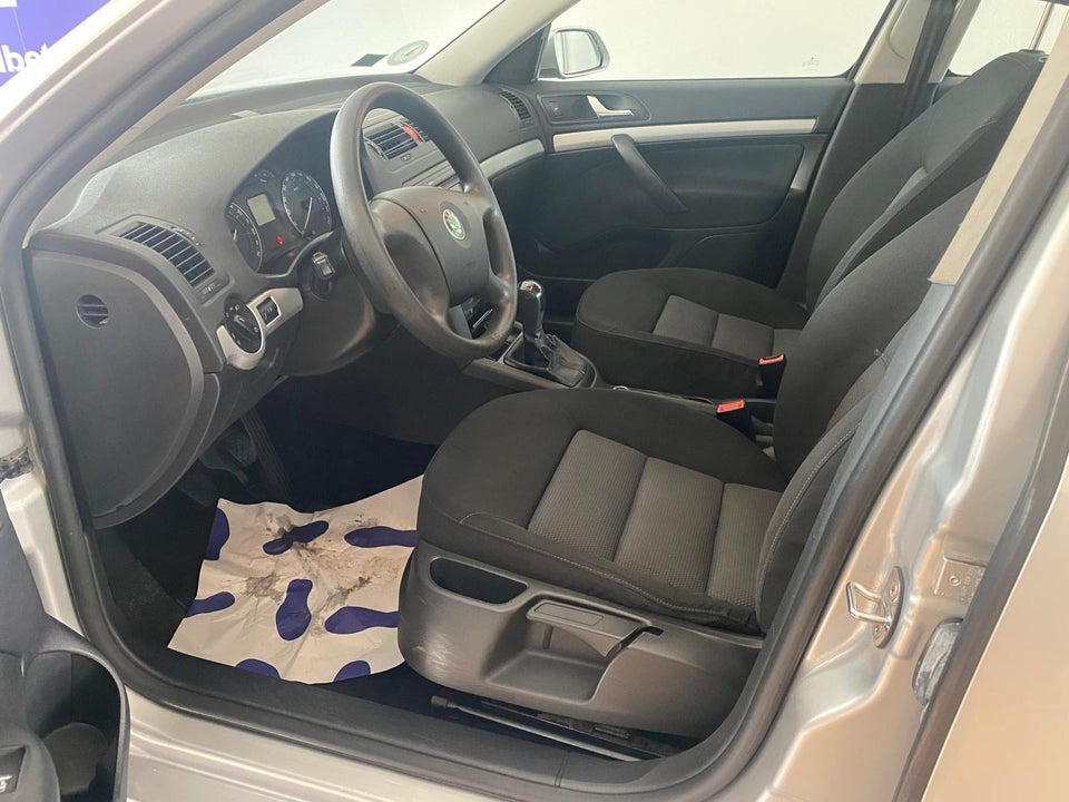 Skoda Octavia 1,6 FSi Ambiente 5d