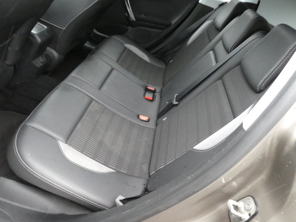 Peugeot 2008 1,6 BlueHDi 100 Allure Sky 5d