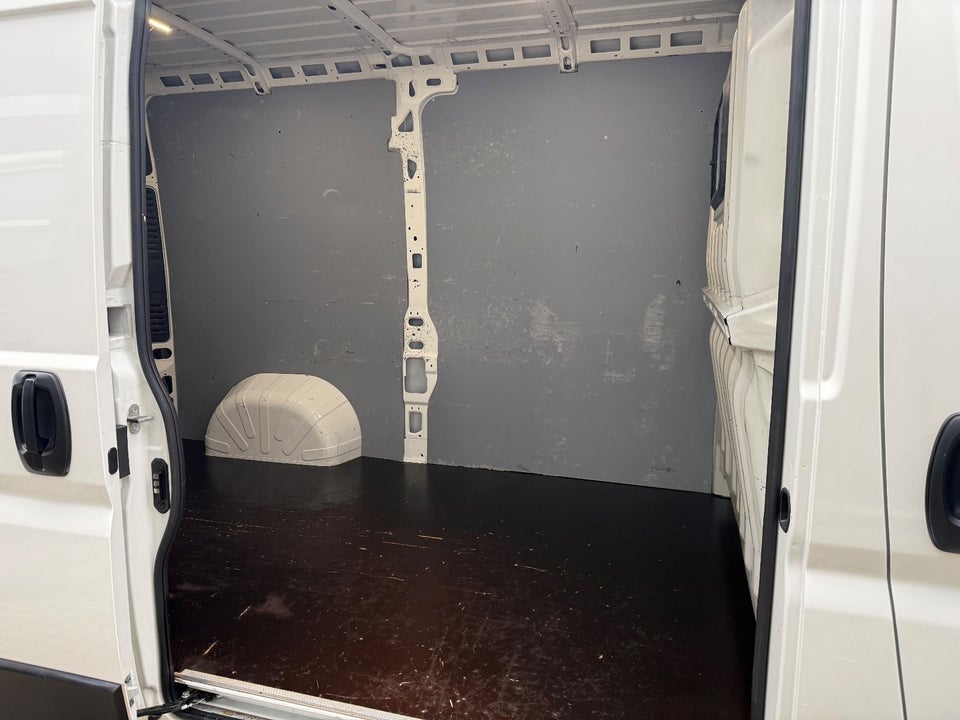 Peugeot Boxer 333 2,2 BlueHDi 140 L2H2 Premium