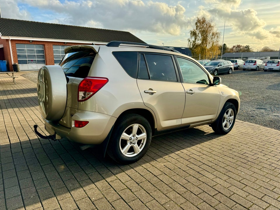 Toyota RAV4 2,2 D-4D 136 4x4 Van 5d