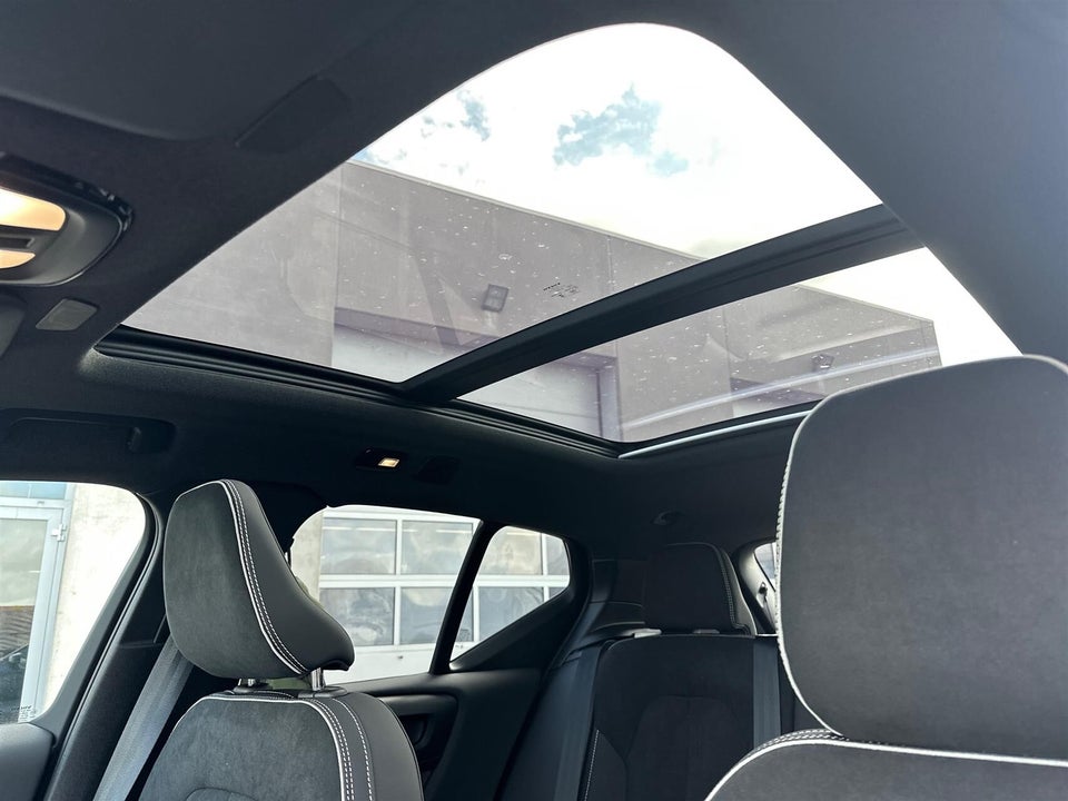 Volvo EX40 Extended Range Black Edition 5d