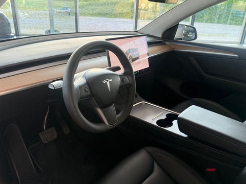 Tesla Model Y 2023 — miniature 4