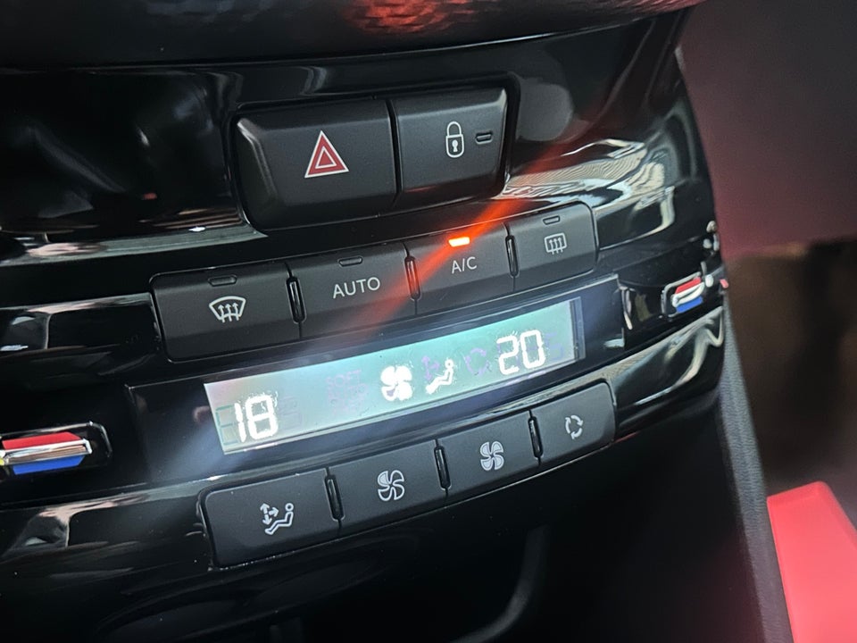 Peugeot 2008 1,2 e-THP 110 Allure Sky EAT6 5d