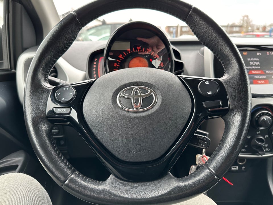 Toyota Aygo 1,0 VVT-i x-play x-touch 5d