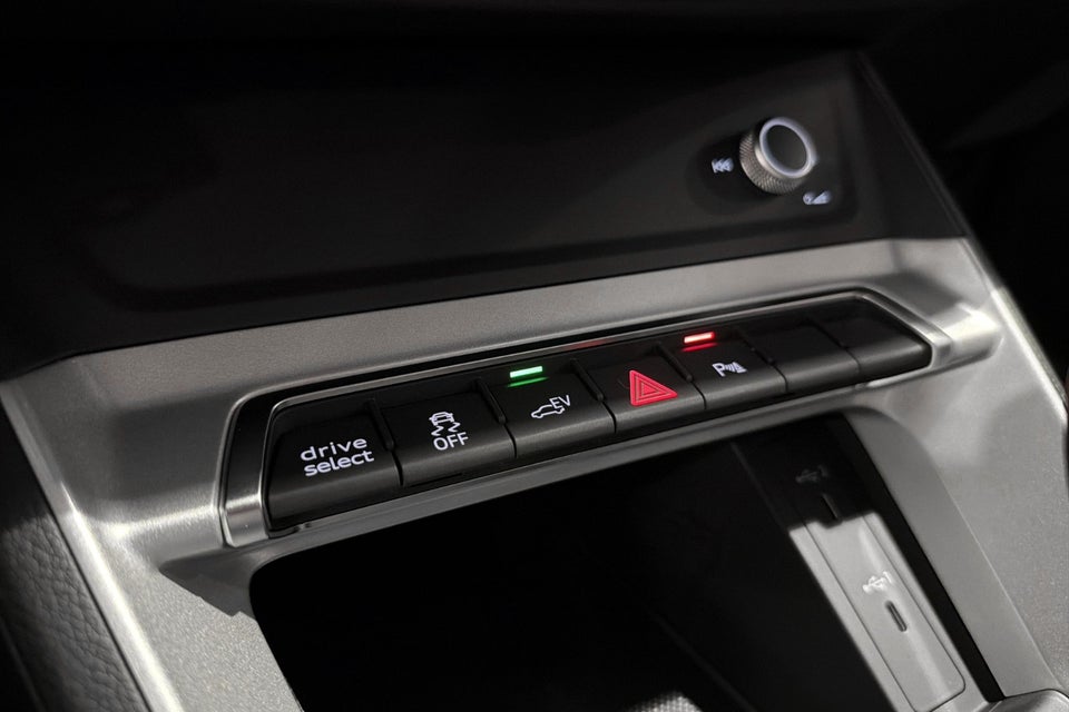 Audi Q3 45 TFSi e Attitude plus S-tr. 5d