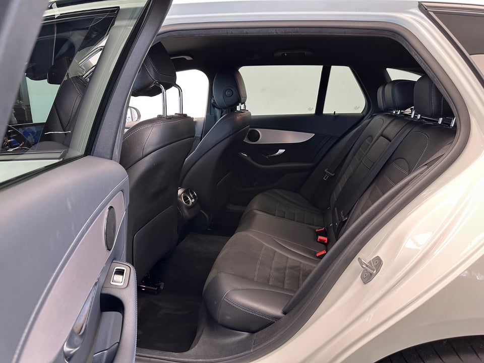 Mercedes C300 de 2,0 AMG Line stc. aut. 5d