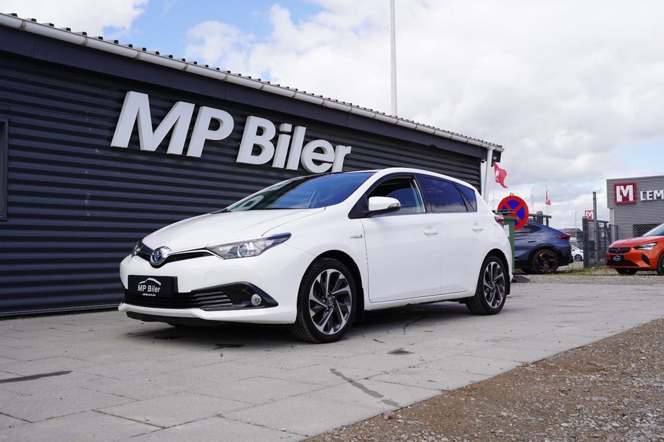 Toyota Auris 1,8 Hybrid H2 Style Skyview CVT 5d