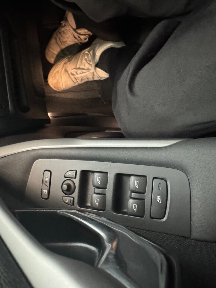 Volvo V40 CC 1,5 T3 152 Momentum aut. 5d