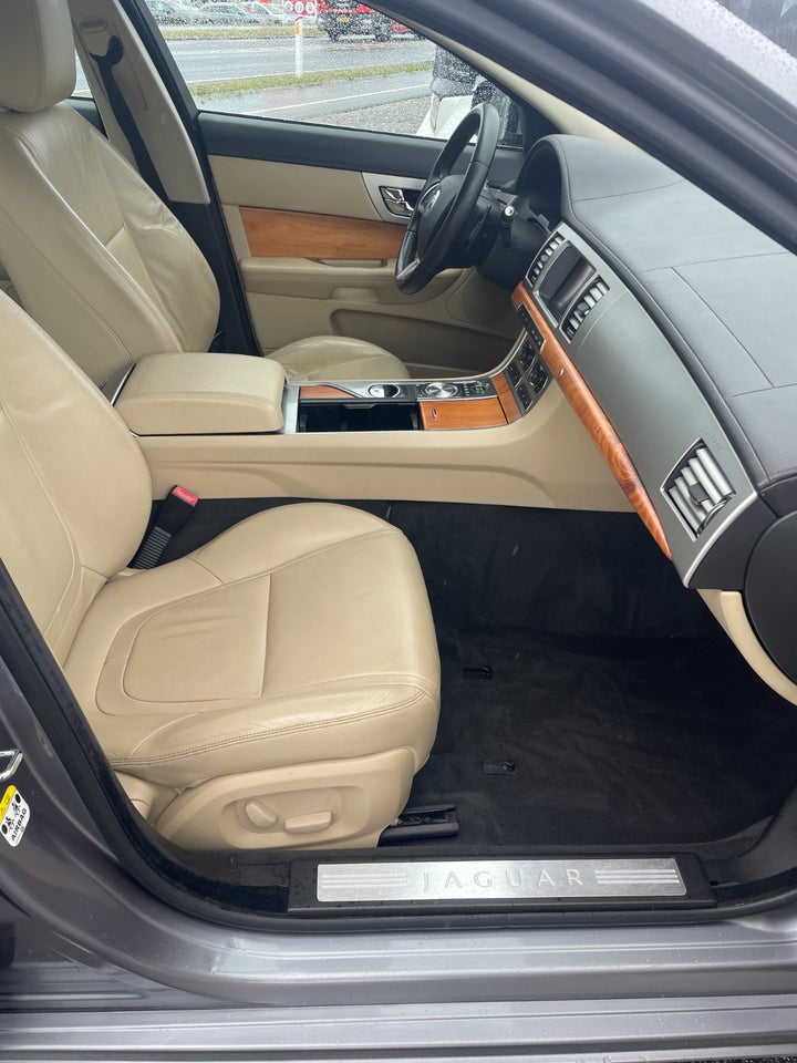 Jaguar XF 2,2 D Luxury aut. 4d