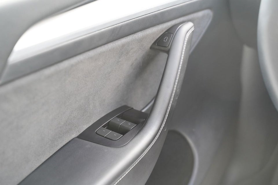 Tesla Model Y Long Range AWD 5d