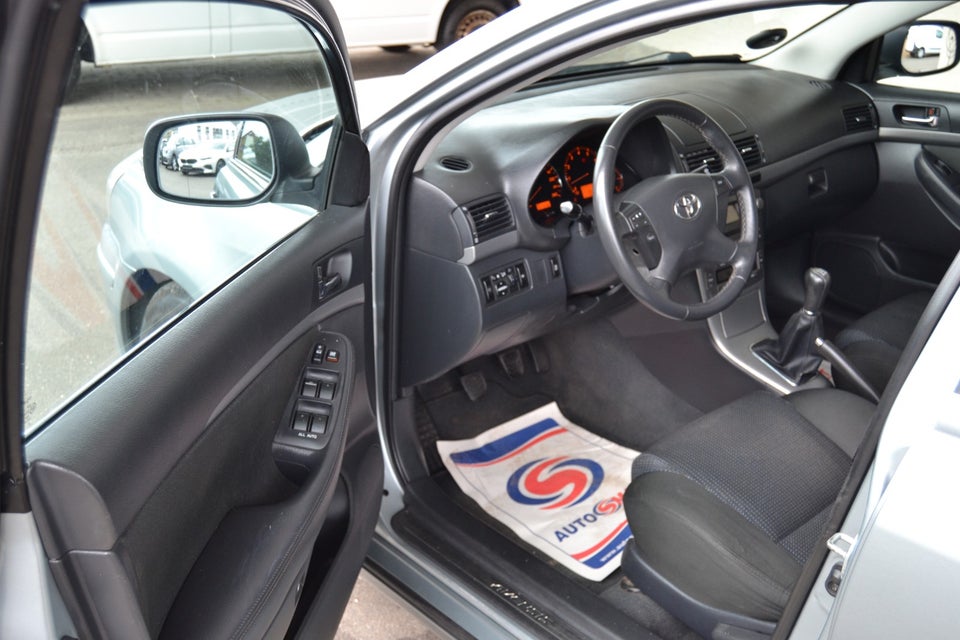 Toyota Avensis 2,0 VVT-i Executive stc. 5d