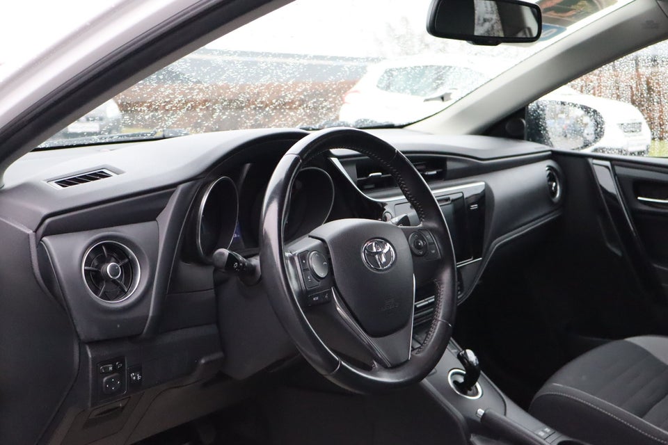 Toyota Auris 1,8 Hybrid Executive CVT 5d