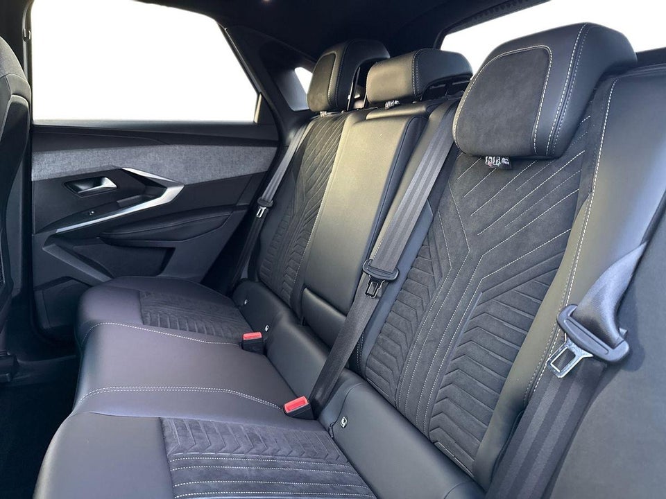 Peugeot e-3008 77 GT Pack 5d