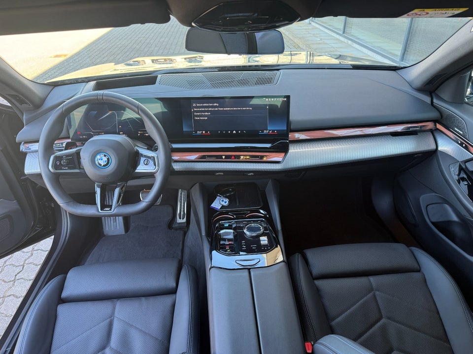 BMW i5 eDrive40 Fully Charged M-Sport 4d