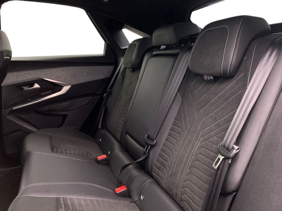 Peugeot e-3008 77 GT 5d