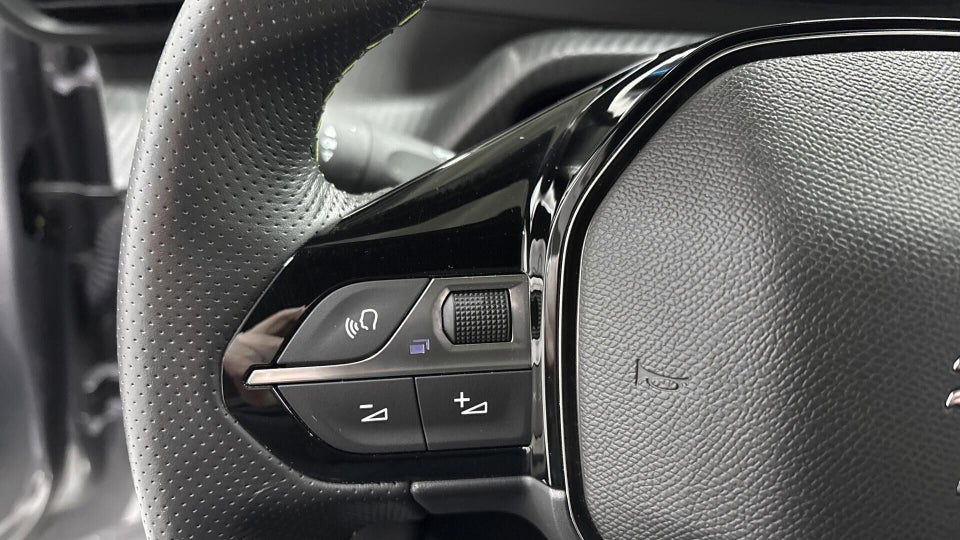 Peugeot e-208 50 GT 5d