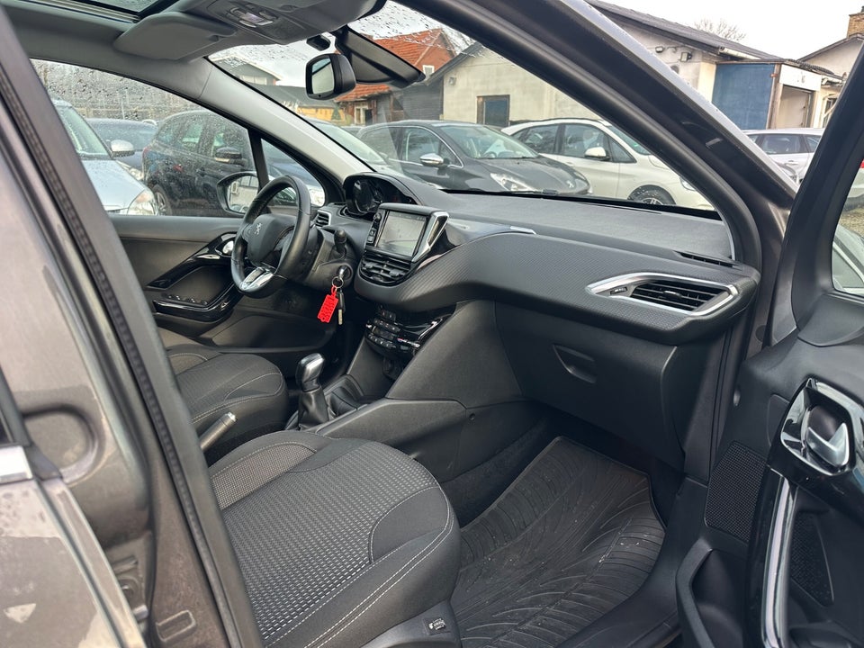 Peugeot 208 1,2 VTi 82 Signature Sky 5d