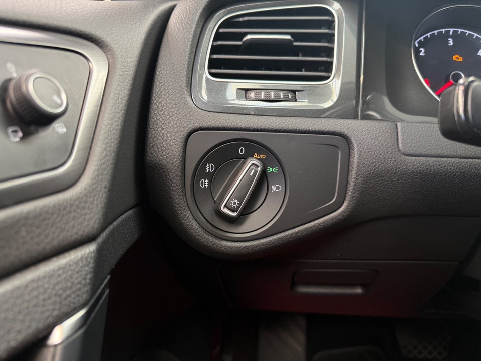 VW Golf VII 2,0 TDi 150 Comfortline Connect Variant DSG 5d