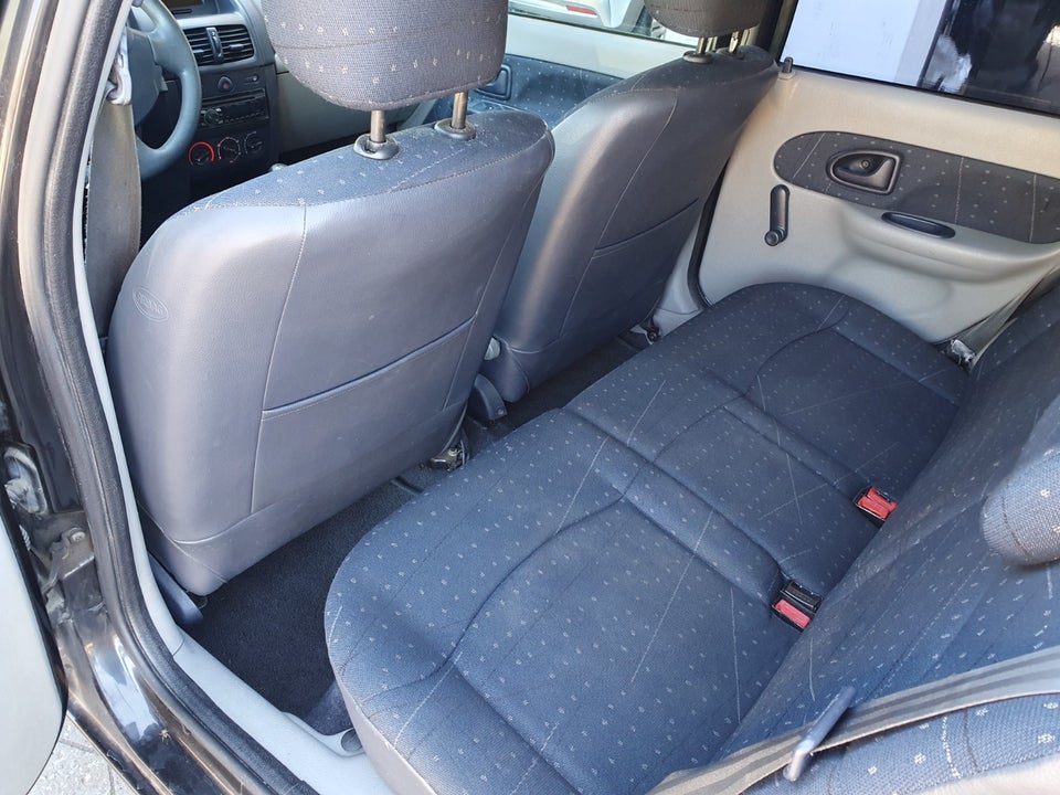 Renault Clio II 1,2 8V Authentique 5d