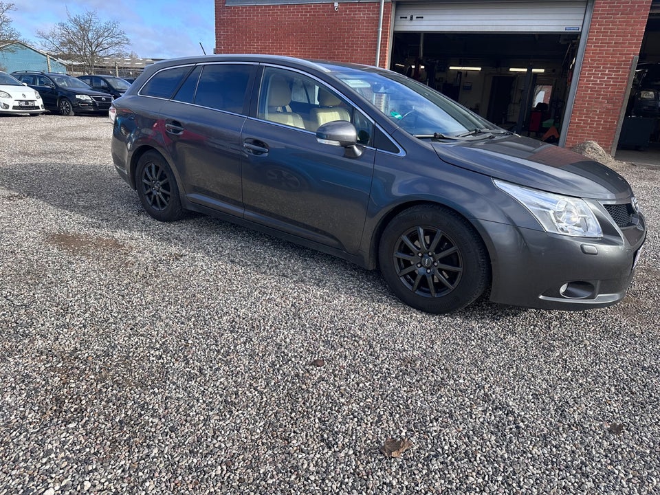 Toyota Avensis 2,0 D-4D Executive stc. 5d