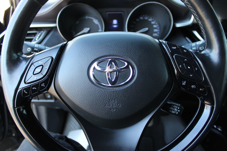 Toyota C-HR 1,8 Hybrid Premium Selected CVT Van 5d