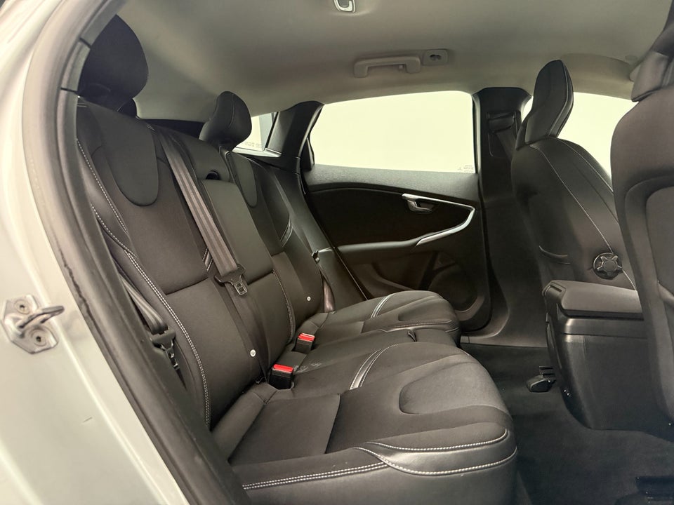 Volvo V40 CC 2,0 D3 150 Momentum aut. 5d