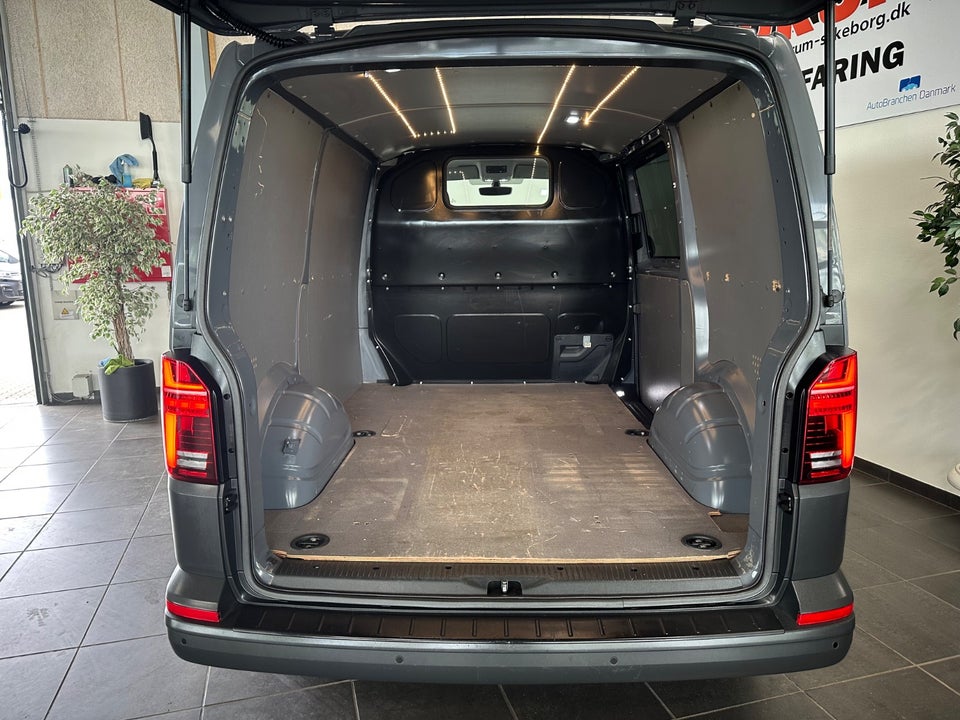 VW Transporter 2,0 TDi 150 Kassevogn DSG kort