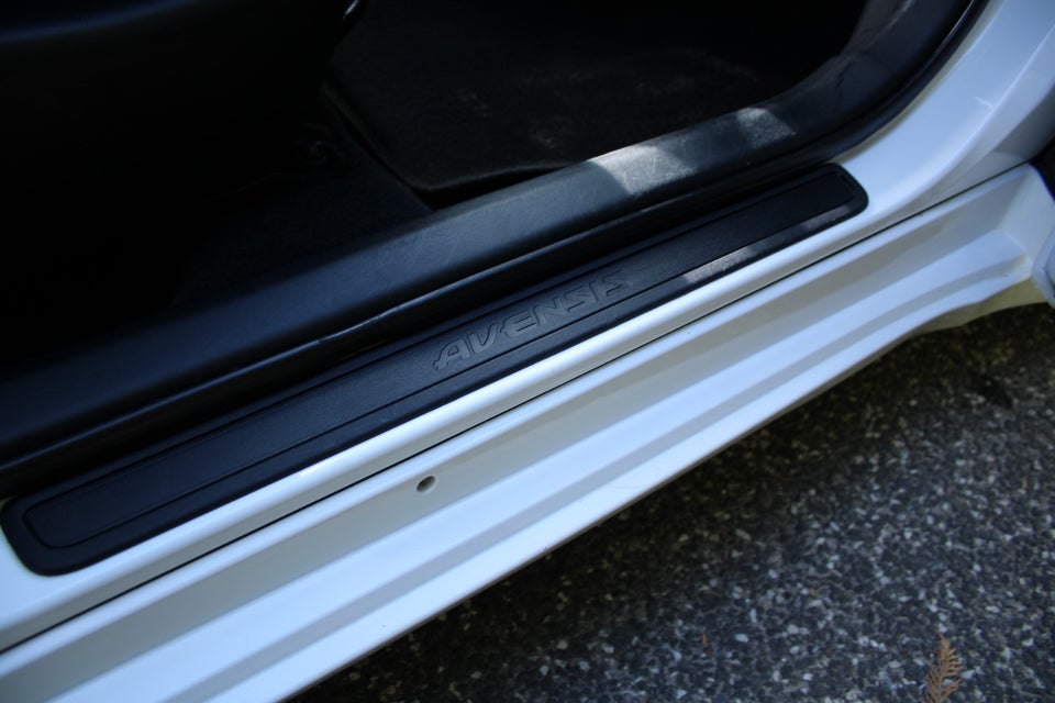 Toyota Avensis 1,6 VVT-i T1 stc. 5d