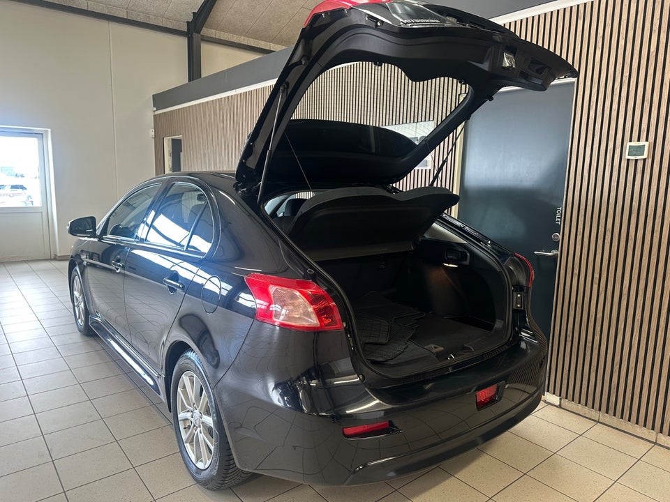 Mitsubishi Lancer 1,6 Invite SportBack 5d