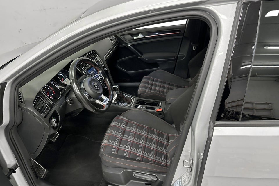 VW Golf VII 2,0 GTi DSG BMT 5d