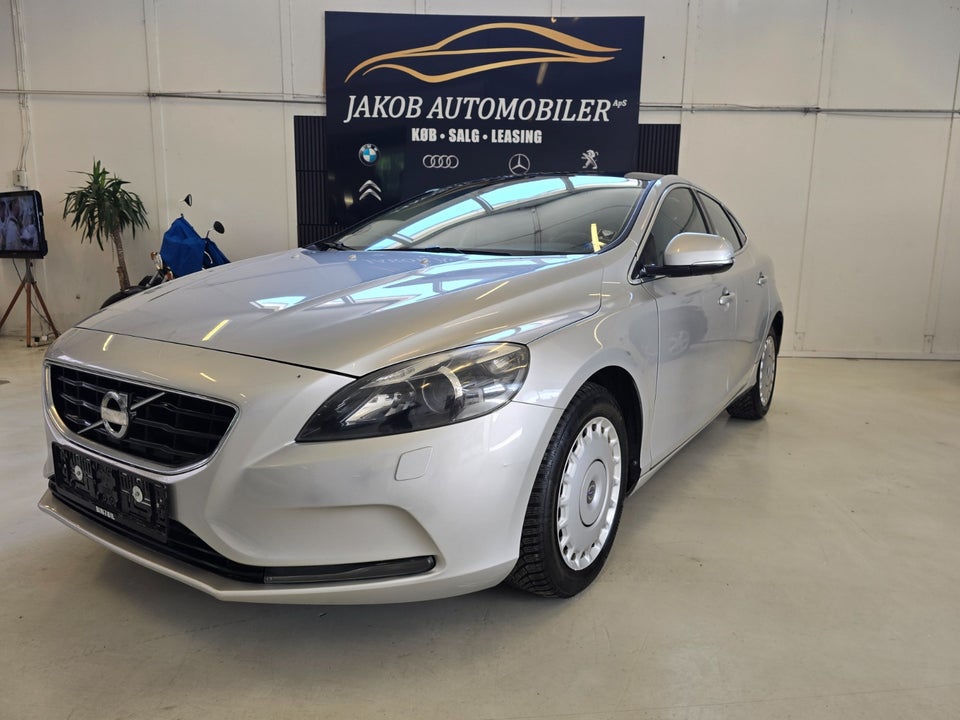 Volvo V40 1,6 T4 180 Momentum 5d