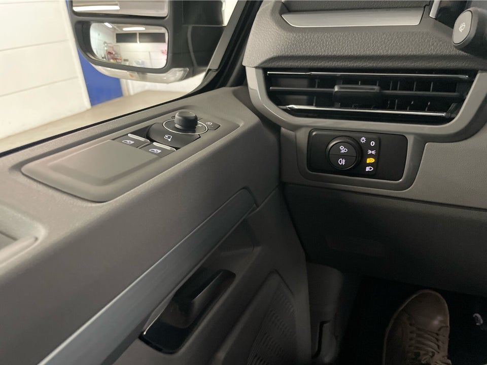VW e-Caravelle 64 Life SWB
